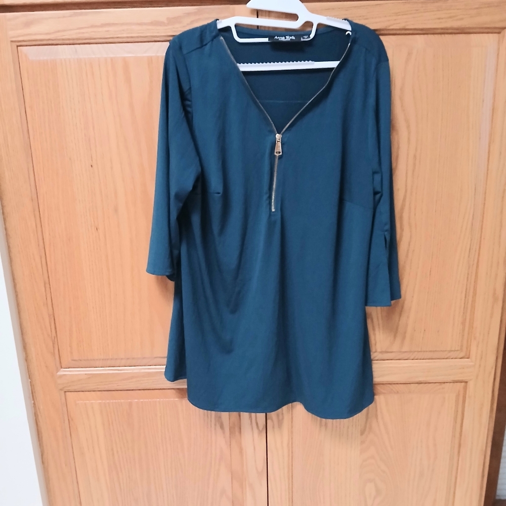 Arna York Collection. NWOT Teal Zippered Tunic. Size 16